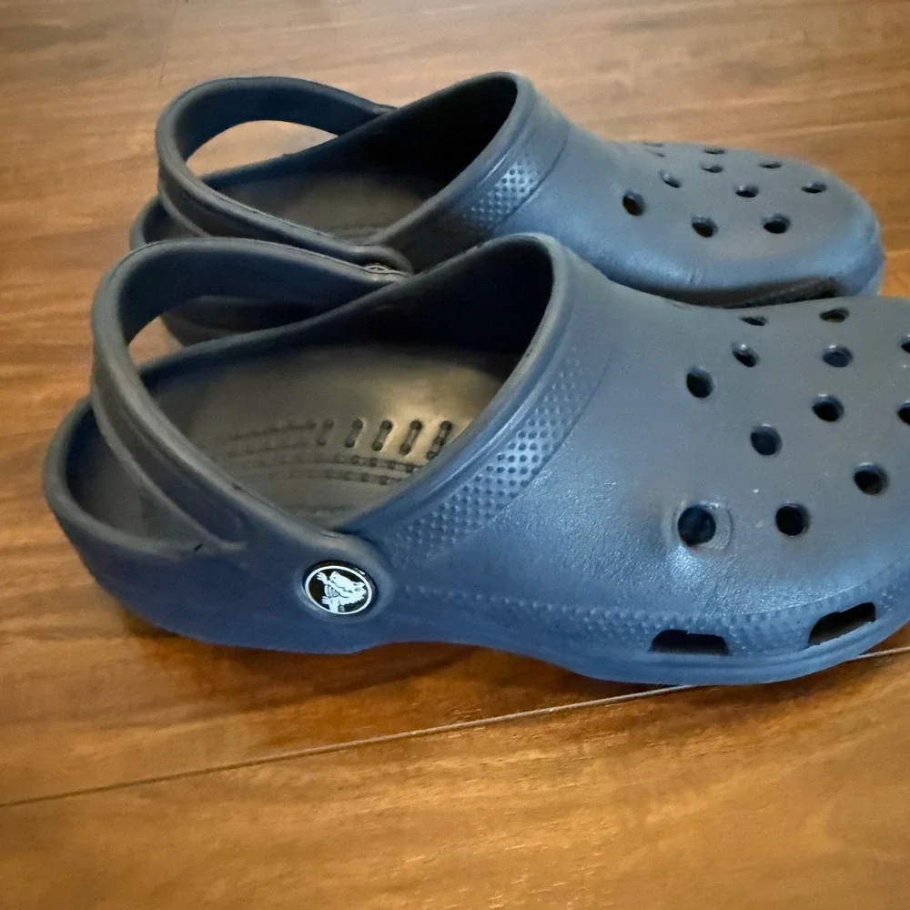 Crocs Classic Clog‎ Navy Blue Slip On Shoes Size 5 Kids/ Men Size 7 Women - Picture 6 of 9